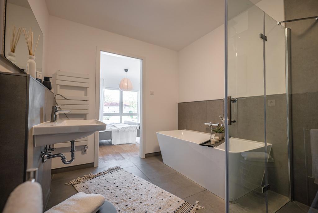 4-Zimmer Wohnung in Erkrath - Badezimmer mit Badewanne